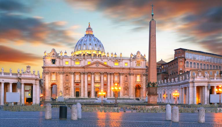 La splendida facciata della Basilica di San Pietro