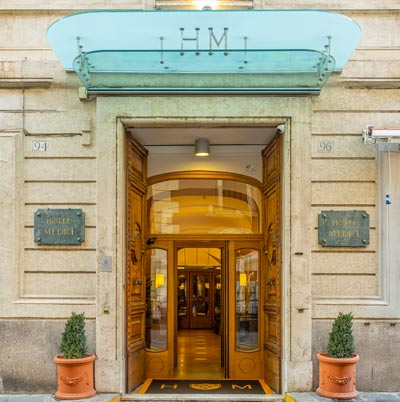 L'ingresso dell'Hotel Medici